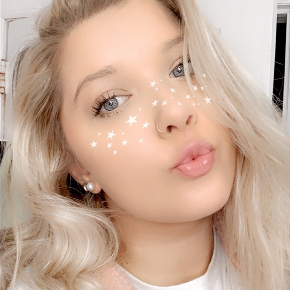 Meet your Posher, Cassandra - Picture 1 of 2